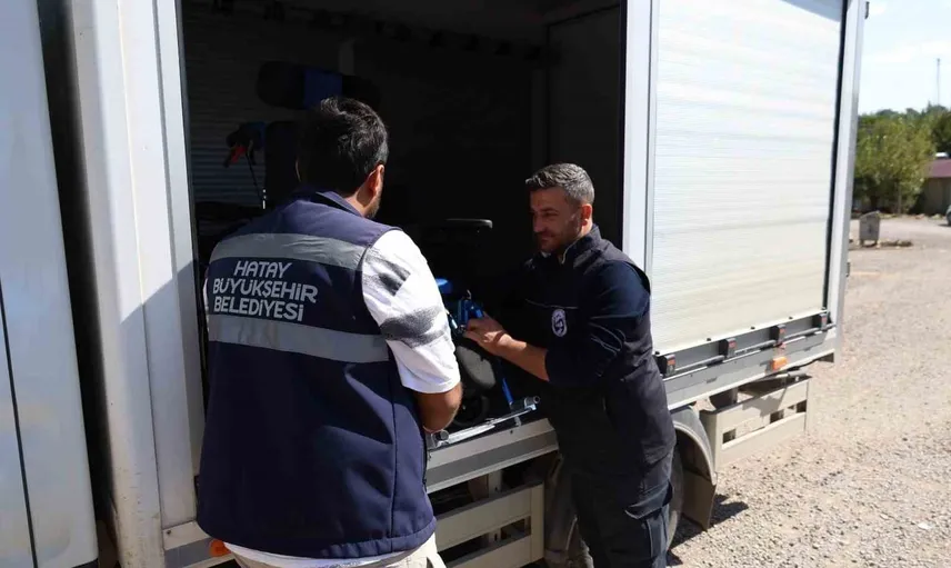 serebral palsili çocuğa Hassa'da tekerlekli sandalye sürprizi yüzleri ısıttı