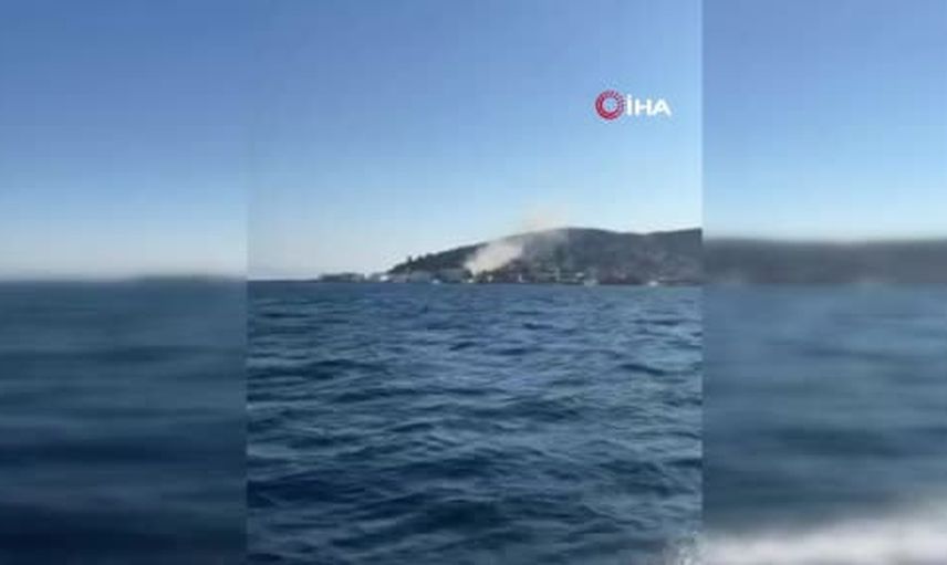 Heybeliada'da tadilat sırasında çatı yangını: Deniz Harp Okulu'nda müdahale sürüyor