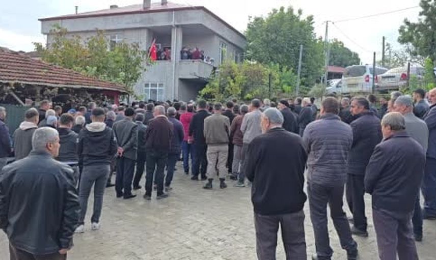 Yüksekten düşen kalıpla ağır yaralanan Emirkan Seven memleketinde son yolculuğuna uğurlandı