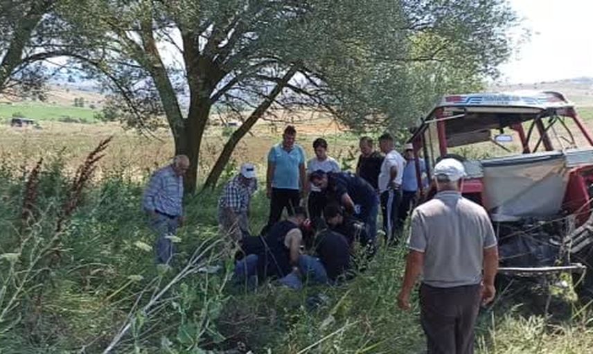 Havza'da Emircik Mahallesi'nde buğday yüklü traktör tarlaya devrildi