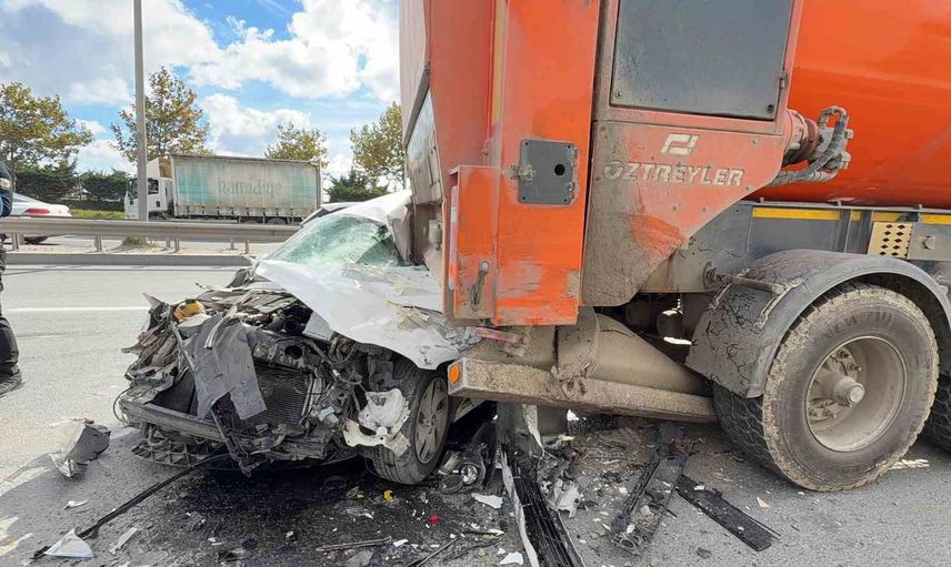 Arnavutköy'de zincirleme kaza: önü parçalanan otomobil hurda haline geldi, sürücü hafif yaralı