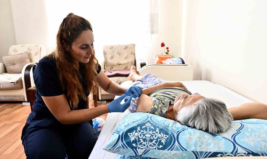 Muratpaşa'dan evlere uzanan bakım: 2015'ten beri 16 bin 200 hastaya destek