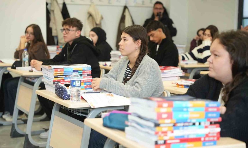 yenişehirde üniversite adaylarına 3 bin kitap dağıtıldı