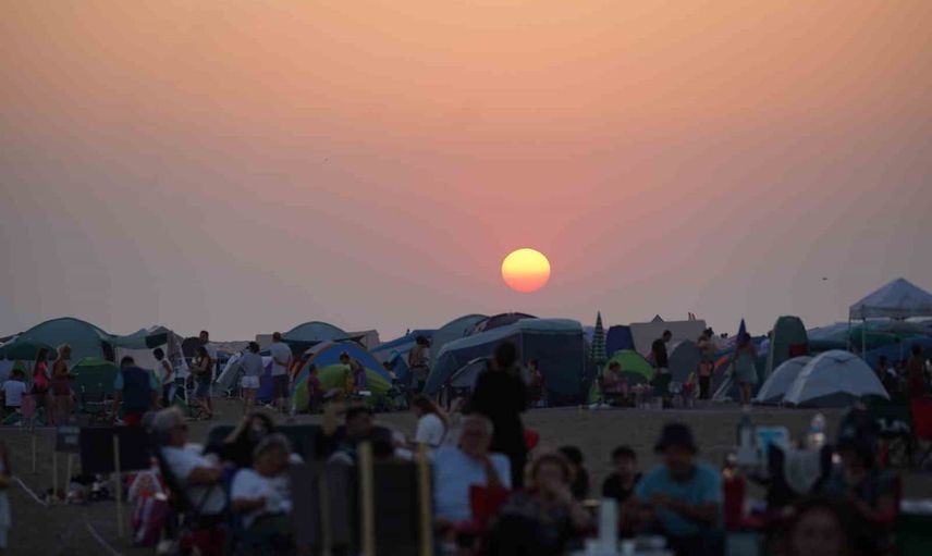 Yeniköy sahilinde gökyüzü buluşması: 25 bini aşkın kişi perseid ile çevre mesajı verdi