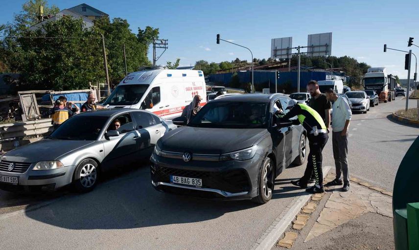 kavşakta kırmızı ışık ihlali: cip ile hafif ticari araç çarpıştı, 2 kişi yaralandı
