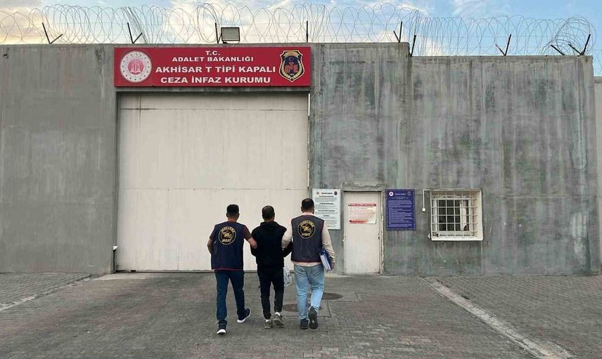 Akhisar'da aranan sanık jandarmanın takibiyle cezasını çekmek üzere teslim edildi