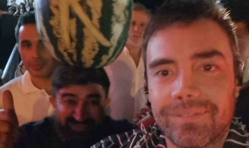 Konserde karpuzla poz veren usta Murat Dalkılıç'la fotoğraf çektirdi