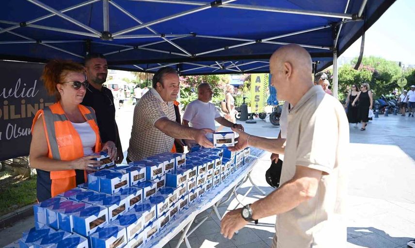 Kandil sofraları Kuşadası sokaklarına taşındı: belediye kandil simidi ikram etti
