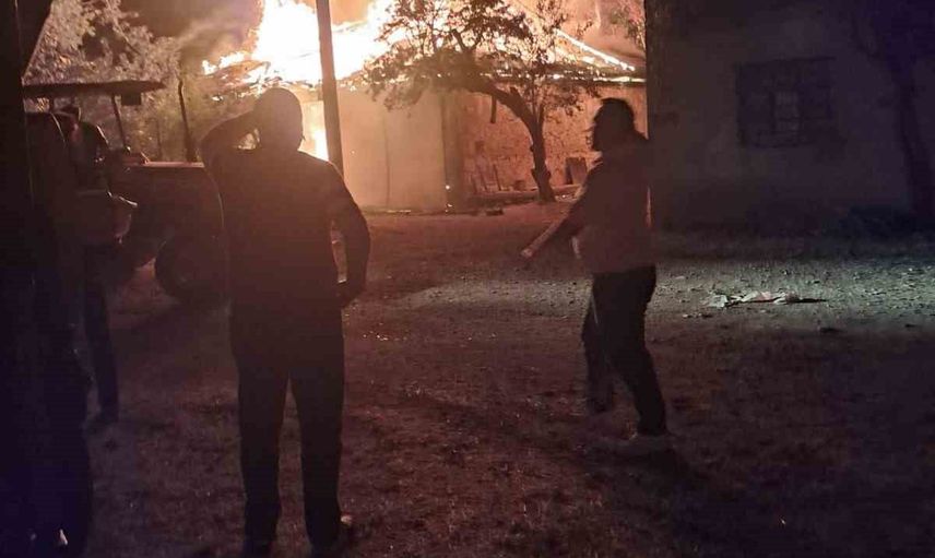Menteş köyünde gece çıkan besihane yangını dört büyükbaşın telef olmasına neden oldu