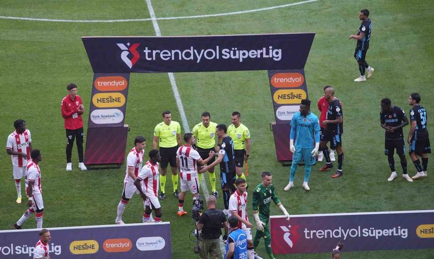Samsunspor ile Trabzonspor maçı ilk 15 dakikada golsüz eşitlikle devam ediyor