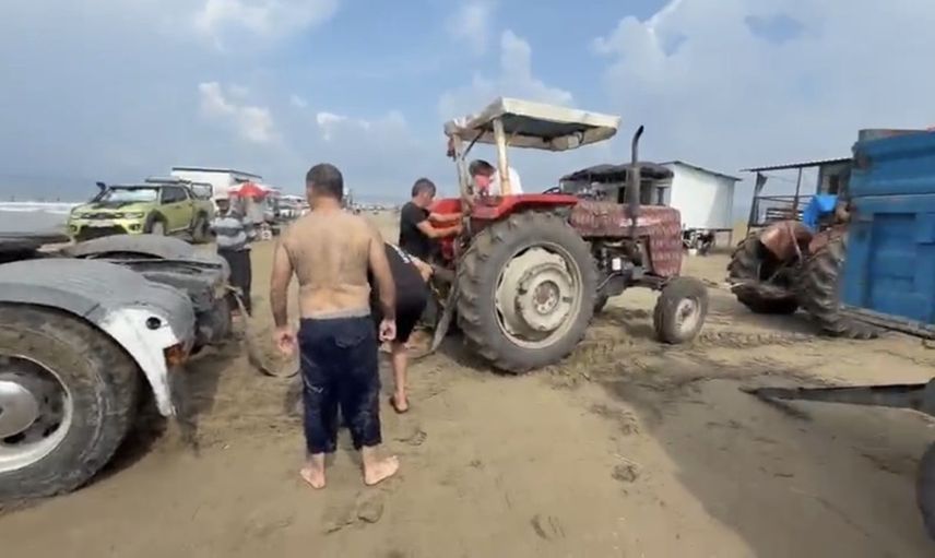 Burnaz plajında kumla mücadele: iki traktör tırı yerinden çıkardı