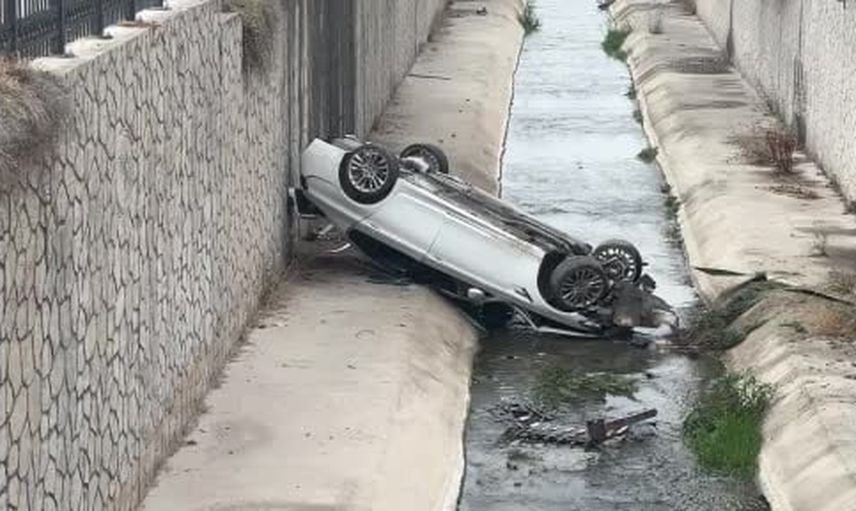Niğde'de kanala devrilen otomobilin sürücüsü hayati tehlikede