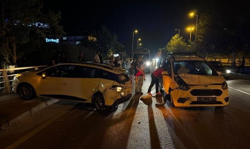 Karabük'te duran otomobile arkadan çarpma: 7 kişi yaralandı