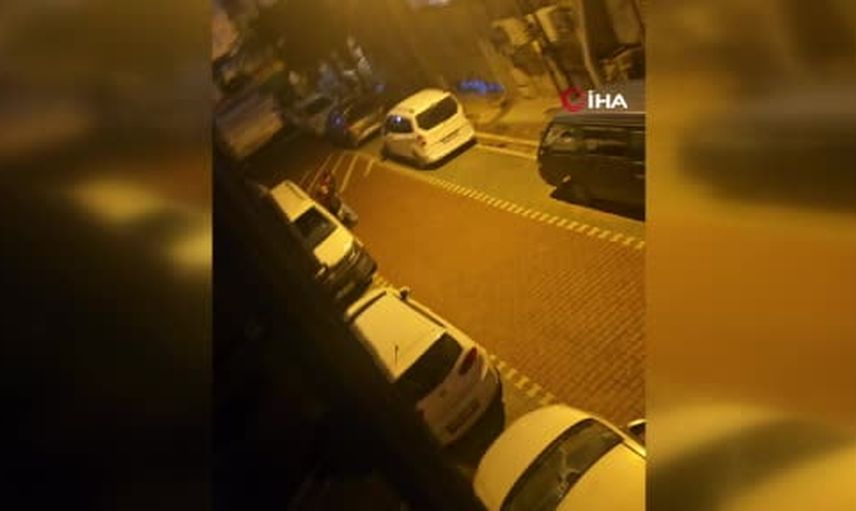 Esenyurt'ta sokak ortasında taşlı kavga: kadının erkeğe saldırısı cepte kaydedildi