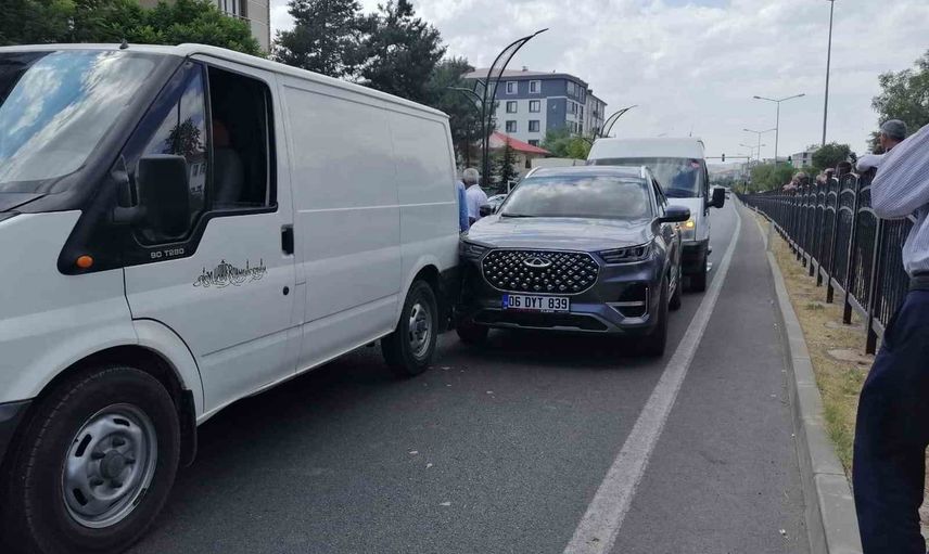 Mehmet Türkseven Bulvarı'nda dört aracın karıştığı zincirleme kaza