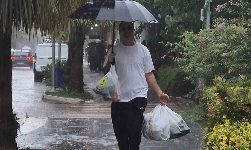 Sabahın erken saatlerinde başlayan yağmur Bartın'da yaşamı zorlaştırdı