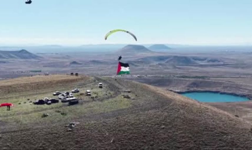 Gökyüzünde barış mesajı: Karapınar'da yamaç paraşütüyle Filistin bayrağı açıldı