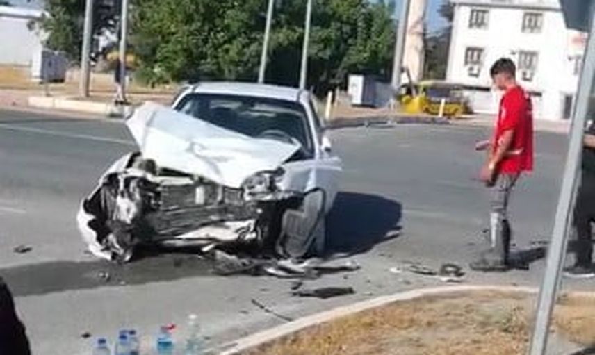 Elazığ'da havalimanı kavşağında çarpışma: iki yaralı