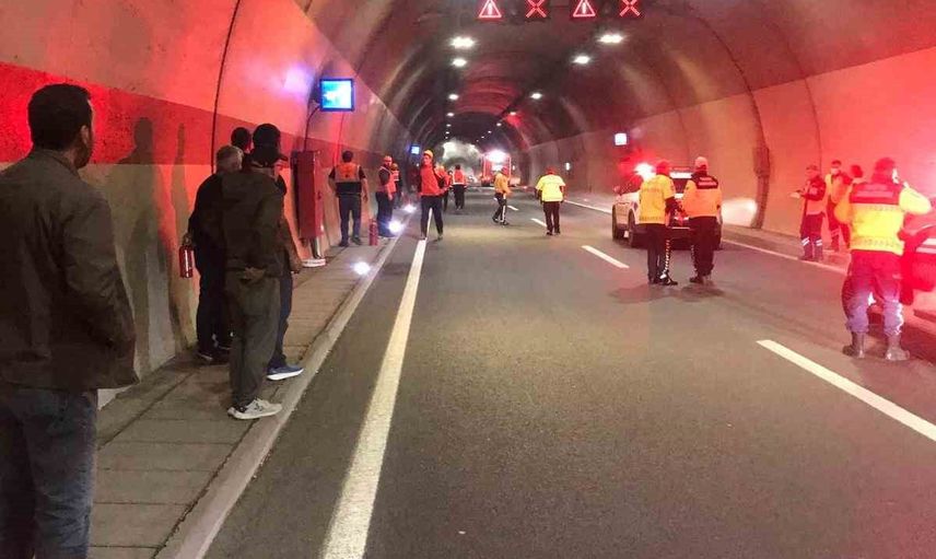Maçka T2 tünelinde çarpışma sonrası araç yangını, ulaşım durdu