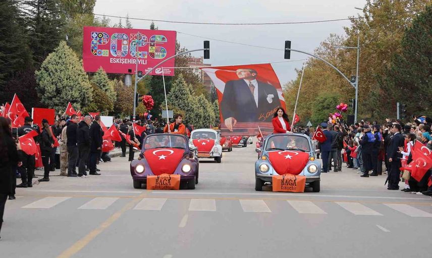 Eskişehir'de cumhuriyet yürüyüşü bulvarı coşkuyla doldurdu
