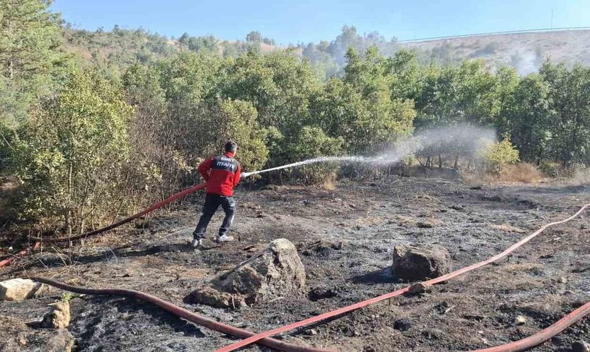 Emet'te zorlu arazide çıkan orman yangını ekiplerin müdahalesiyle söndürüldü