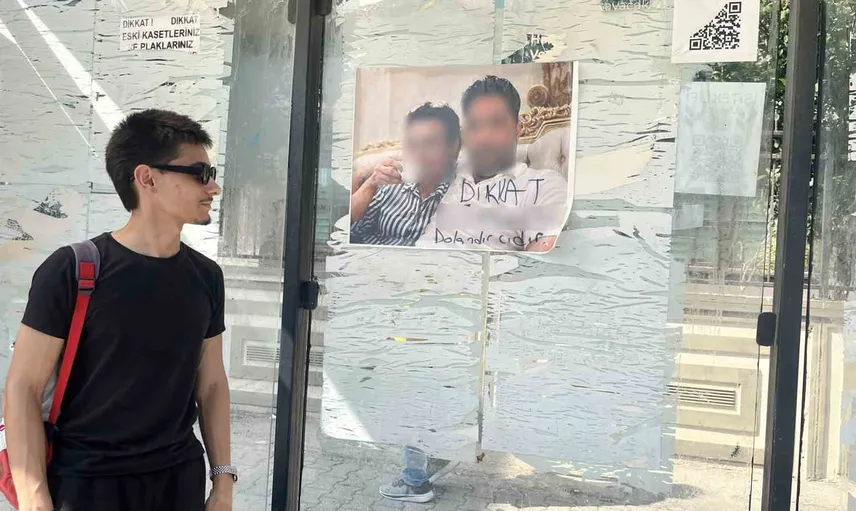 Otobüs durağındaki 'dikkat dolandırıcıdır' ilanı aile ilişkilerini gündeme taşıdı