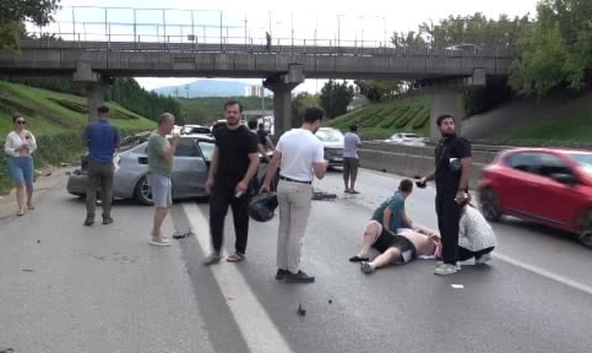 Sancaktepe'de bariyere çarpıp takla atan bmw sürücüsü ağır yaralandı