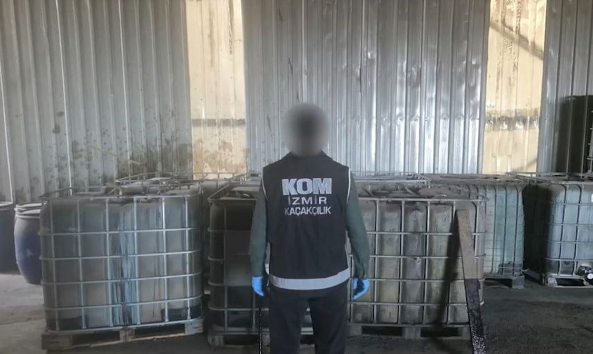 Aliağa'da katı atık tesisine düzenlenen operasyonda 10,1 ton kaçak akaryakıt ele geçirildi