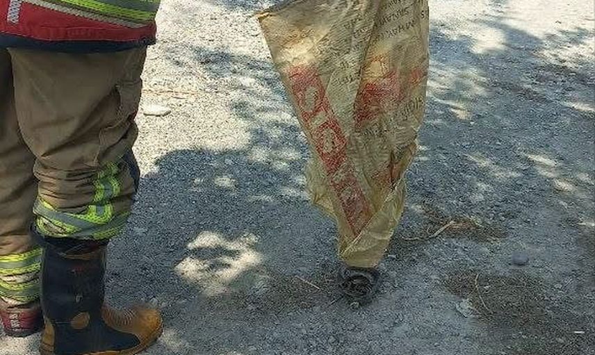 Erzin'de beklenmedik ziyaretçi: evde görülen yılan itfaiye ekiplerince yakalanıp doğaya bırakıldı