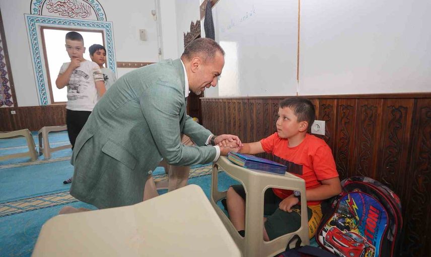 Başkan Emrah Özdemir camide çocuklarla buluştu, gazoz ve kaydırak bileti sürprizi yaptı