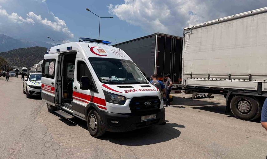 Pozantı'da stop lambasını tamir ettiren adam tırların arasında sıkışarak yaşamını yitirdi