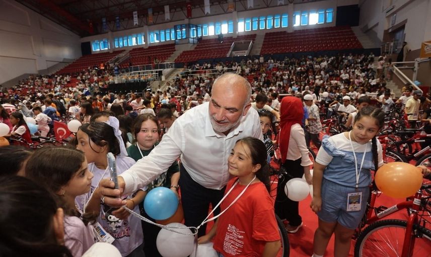 Canik’te camiler şenleniyor: 2 bin 500 çocuk hediyelerine kavuşuyor