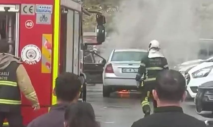 Otoparktaki duman kısa sürede söndürüldü: Kocaeli Şehir Hastanesi'nde araç yangını