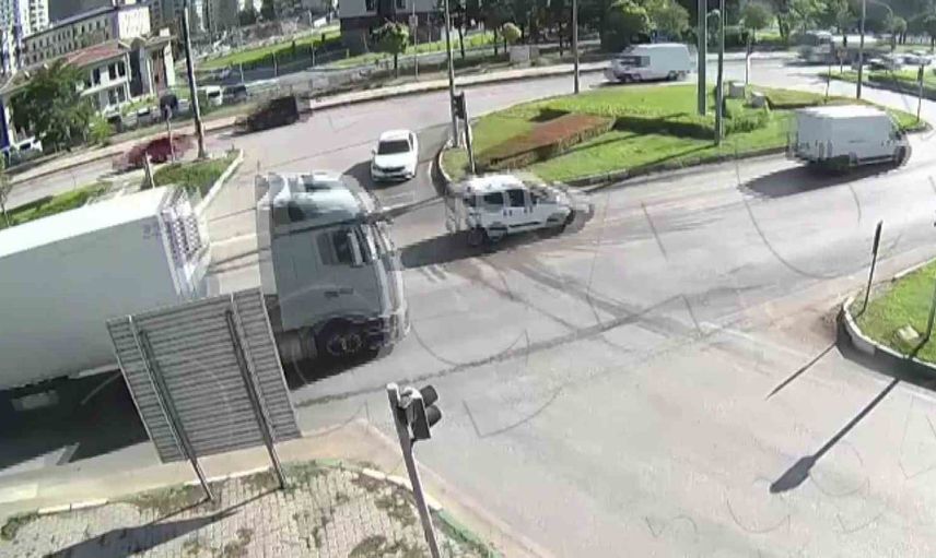 Amasya'da tırın dorsesi kopunca kavşakta paniğe yol açtı