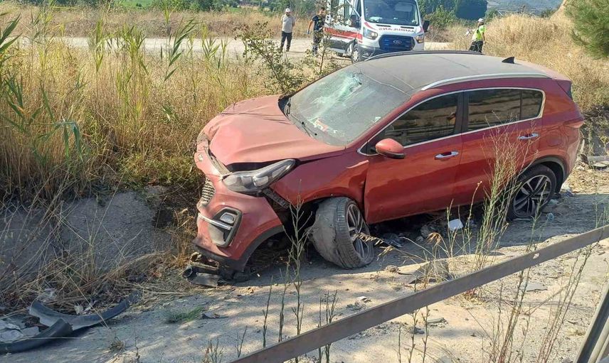 Sürücü hakimiyetini kaybetti, Bayırköy'de otomobil bankete düüştü