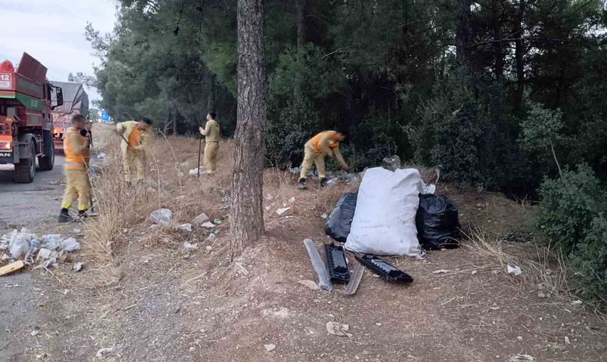 Orman yolu kenarındaki atıklar Buldan ekiplerinin müdahalesiyle temizlendi