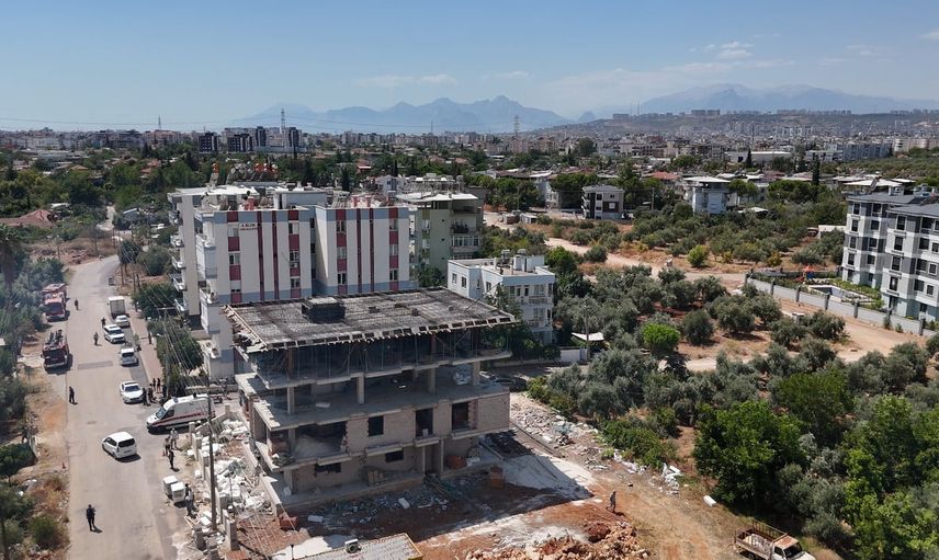 Kepez'te alevler kapıya dayandı, mahalle hortum ve kovalarla seferber oldu