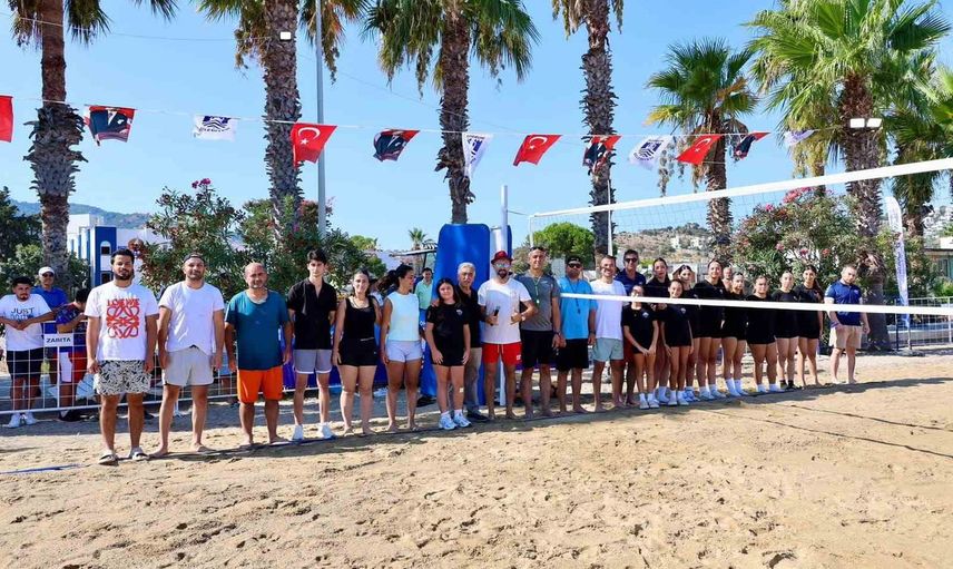 Gündoğan'da mahalleler plaj voleybolunda kozlarını paylaşıyor