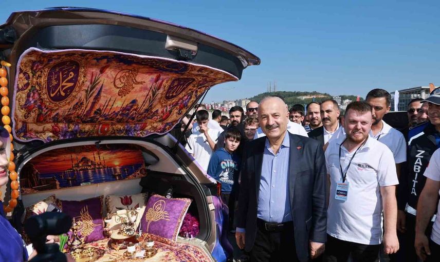 Gebze’de tutkular sokakta buluştu: 3. modifiyeli araçlar festivali ilgi çekti