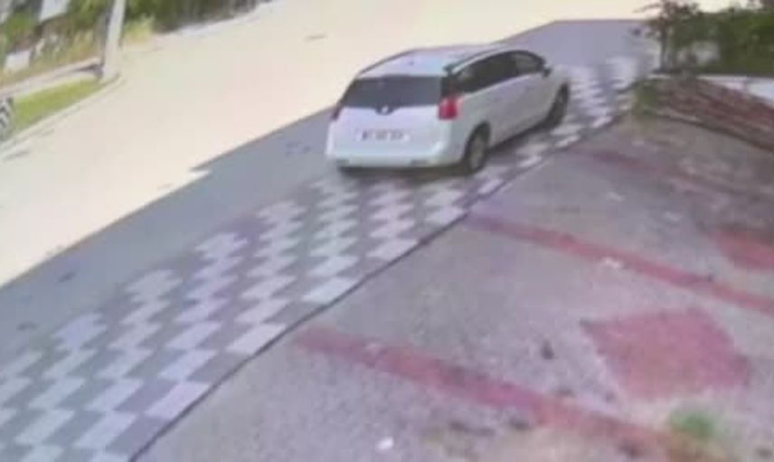 Dönel kavşaktan savrulan araç cami imam odasına girdi