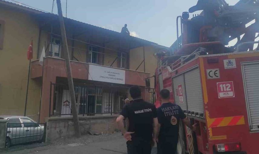 Hakkari'de çatıda mahsur kalan işçi güvenli şekilde kurtarıldı