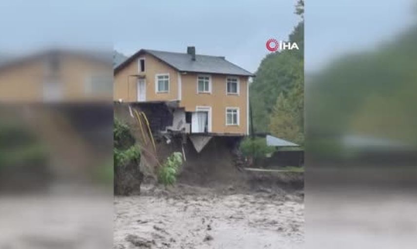 Sapanca'da yükselen sel evin temelini söktü, yıkım saniyeler sürdü