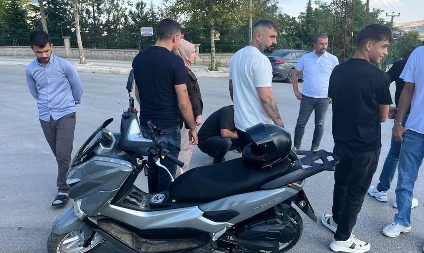 Elazığ'da bulvarda çarpışma motosiklet sürücüsü hastaneye kaldırıldı