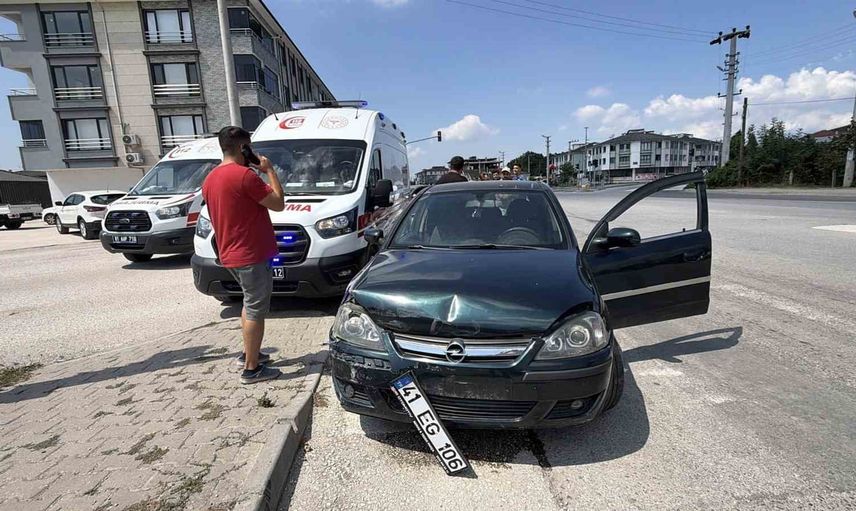 Kırmızı ışıkta aniden şerit değiştiren araç arkadan çarpıldı: 2 yaralı
