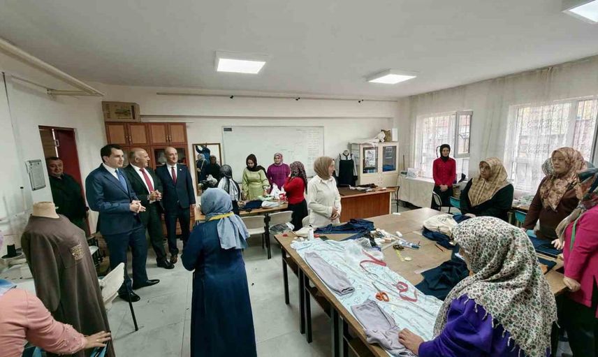 Kaymakam Atam halk eğitimi kurslarında el emeğini yerinde inceledi
