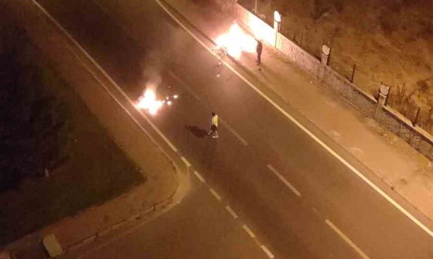Seyir halindeki motosiklet Tınaztepe'de alev aldı, itfaiye müdahale etti