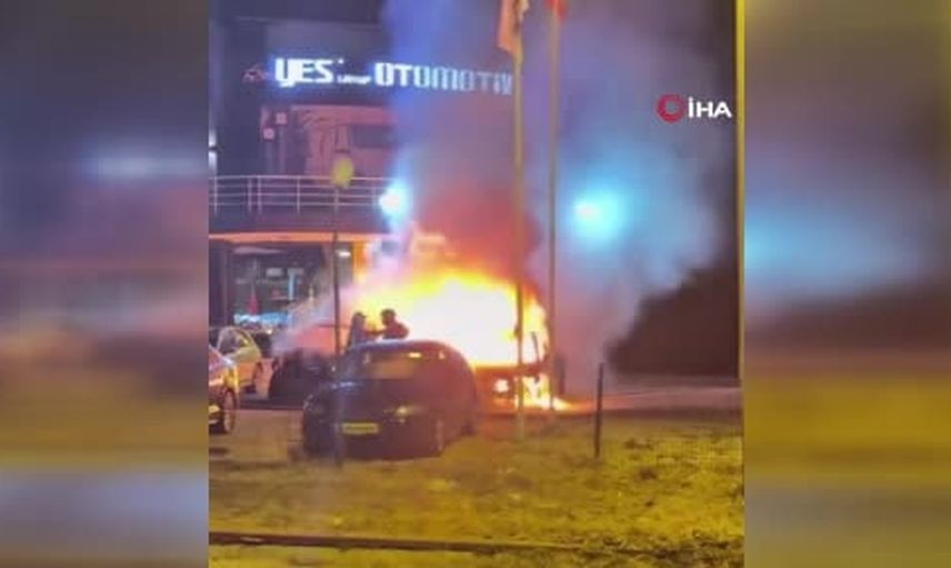 Kuşadası'nda oto galerinin önünde gece yarısı araçlar kundaklandı