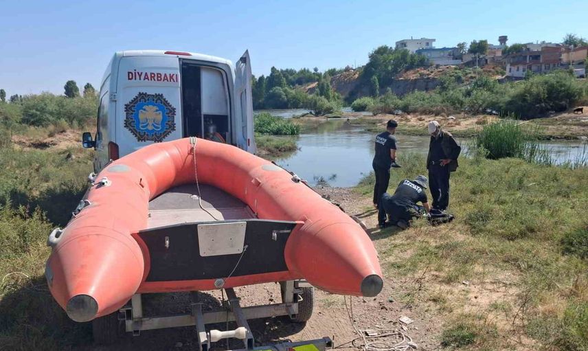 Dicle adacığındaki 52 küçükbaş üç gün sonra kıyıya çıkarıldı