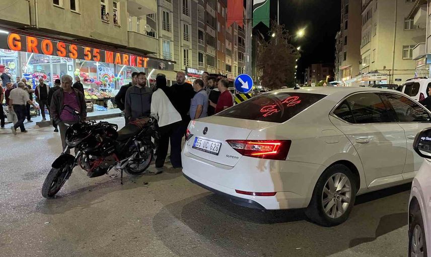 Kavak'ta kavşağın gölgesinde çarpışma: motosiklet sürücüsü hastaneye kaldırıldı