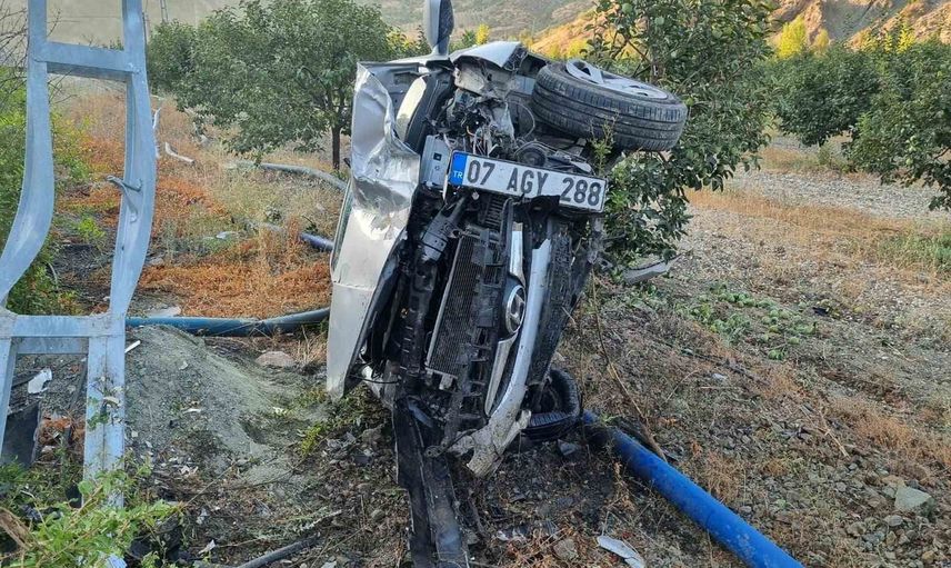 Gölbaşı'nda direksiyon hakimiyeti kaybolan araç meyve bahçesine yuvarlandı: 4 yaralı